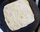 A picture of step 2 of Pyaj paratha.