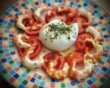 Foto del paso 3 de la receta: Burrata con tomate y langostinos en su salsa