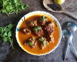 A picture of step 4 of Thai chicken meatballs curry.