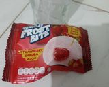 Foto langkah ke 3 dari resep 27. Dalgona Coffee with Mochi Strawberry.