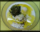 Foto del passaggio 2 della ricetta Polpettine di Salmone, Patate e Carote al forno su insalata con salsa allo yogurt