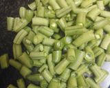 फ्रेंच बीन्स और आलू की सूखी सब्जी (French beans aur aloo ki sookhi sabzi recipe in Hindi) रेसिपी चरण 1 फोटो