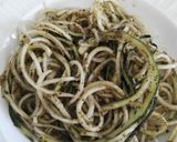 Foto del paso 4 de la receta Espaguetis de calabacín al pesto con huevo poché