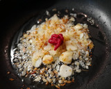 Foto del paso 4 de la receta: Huevos rotos con calamar en su tinta y patatas paja