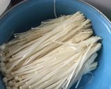 Foto langkah ke 3 dari resep Jamur Enoki Kuah Pedas.