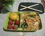 Foto langkah ke 6 dari resep Mie Goreng Bumbu Simpel Pedas.