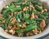 Foto langkah ke 3 dari resep Tumis kacang panjang telur asin.