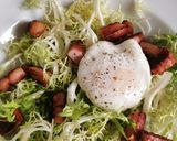 Foto del paso 6 de la receta: Ensalada de lechuga frisée, tocino y huevo poché