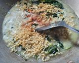 Foto langkah ke 3 dari resep Mie Rebus Kangkung.
