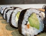 Foto del paso 8 de la receta: Sushi casero- Maki de aguacate, salmón y langostino con queso crema