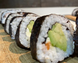 Foto del paso 8 de la receta: Sushi casero- Maki de aguacate, salmón y langostino con queso crema