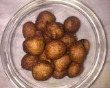A picture of step 4 of Banana fritters or banana balls.