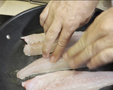 Foto del paso 3 de la receta: Lubina con guisantes
