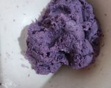 Foto langkah ke 2 dari resep Bola Ubi Ungu Isi Cokelat.