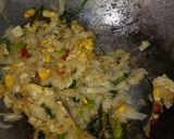 Foto langkah ke 5 dari resep Kwetiaw Goreng Orak Arik.
