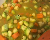 Foto del paso 2 de la receta: Sopa de verduras y garbanzos exprés