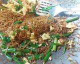 ผัดเส้นก๊วยเตี๋ยวแบบอีสานกับหมูทอดกระเทียม วิธีทำสูตร 11 รูป