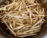Foto langkah ke 1 dari resep Crunchy Kinpira Gobo.