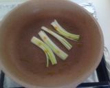 Foto del passaggio 3 della ricetta Bigoli con crema di zucchine, zucchine e cipollotti brasati