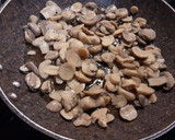 Foto del paso 2 de la receta: Pasta con champiñones, guisantes y tomates cherry