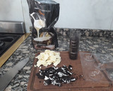 Foto del paso 1 de la receta: Medallones de chocolate blanco y semi amargo rellenos de Oreos