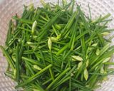 Hình bước làm 1 của món Canh bông hẹ, thịt bằm và đậu hũ non