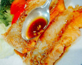 Foto langkah ke 6 dari resep Salmon steak with shoyu garlic sauce flavor.