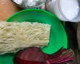 Foto langkah ke 1 dari resep Putu Ayu Bihun Buah Bit.