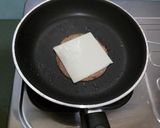 Foto langkah ke 2 dari resep Egg n Smoked Sandwich.