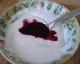 Foto del paso 2 de la receta: Mix frutal con yogurt natural y salsa de arándanos... aprovechando las sobritas