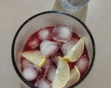 Foto langkah ke 2 dari resep Strawberry Sparkling Lemonade.