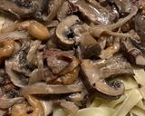 Foto del paso 3 de la receta: Cinta con salsa de camarón y portobello