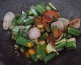 A picture of step 4 of Bhindi do pyaza.