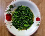 Foto langkah ke 3 dari resep Tumis Bayam Bawang Putih.