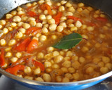 Foto del paso 2 de la receta: Plato de garbanzos con morcilla con o sin huevo