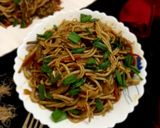 देसी फ्लेवर हक्का नूडल्स (desi flavour Hakka noodles recipe in Hindi) रेसिपी चरण 6 फोटो