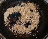 Foto del paso 3 de la receta: Arroz integral con taquitos de jamón serrano y champiñones