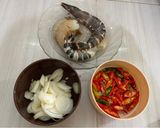 Foto langkah ke 2 dari resep Udang oseng Cabai bawang.
