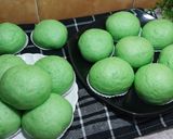 Foto langkah ke 9 dari resep Bakpao pandan ekonomis isi coklat meskipun sudah dingin tetap lembut.