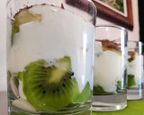 Foto del paso 3 de la receta: Yogurt de queso con fruta y chocolate