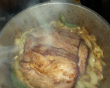 Foto del paso 2 de la receta: Bondiola a la olla con morrón y cebolla 😋