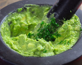 Foto del paso 2 de la receta: Guacamole casero - Fácil, sano y delicioso