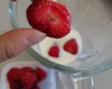 Foto del paso 2 de la receta: Yogur de frutilla con quinua, almendras y semillas de maravilla