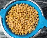 A picture of step 1 of White matar chole.