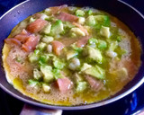 Foto del paso 3 de la receta: Tortilla de salmón ahumado y aguacate