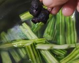 Foto langkah ke 2 dari resep Sayur Buah Kelor & Terong.