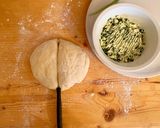 Medvehagymával megbolondított sajtkrémmel töltött kifli recept fázis 5 fotója