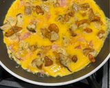 Foto del passaggio 4 della ricetta Frittata ai finferli porcini e prosciutto cotto