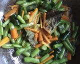Foto langkah ke 3 dari resep Tumis Buncis dan Wortel.