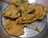 A picture of step 4 of Palak crispy pakoray.